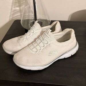 Skechers Wide Fit Women’s Slip On Tennis Shoes Size 9 Sneakers Memory Foam